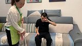 丈夫每次一出差，保姆就请病假，妻子好心去她家看望，进门发火了