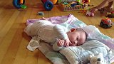 百天宝宝第一次翻身，一下就成功自己都懵了，边上爸妈高兴坏了