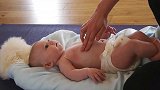 育婴师示范宝宝便秘肠胃不通畅的按摩手法，新手妈妈学起来
