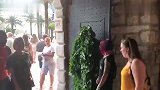 绿色的衣服穿在小哥的身上，就变成了整蛊利器了
