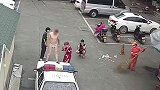赤裸男子站在警车上拍照炫耀 警方：拘留12天