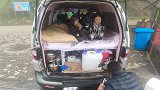 河南小夫妻穷游中国，晚上睡在山顶，车就是家，很自在很舒服