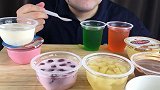 实名表示羡慕胡子小哥，这么多的什锦果冻杯，吃起来超级爽呀