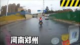 越野车突然九十度变线，摩托车直接吓得人仰车翻