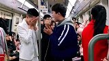 这个沙雕小伙是真强，在地铁上咆哮式唱歌，成功引起小姐姐的注意