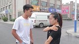 美女没钱买零食，还想在路边碰瓷小伙，真是太逗了
