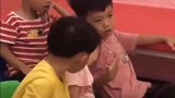 网友发布的一段幼儿园小朋友打瞌睡的视频意外走红。画面太可爱了！