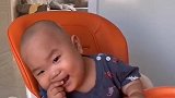 小宝宝坐在椅子上，突然露出发狠的表情，小模样简直要萌翻了！