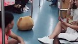 小伙子这是怎么了，我长得有这么吓人吗
