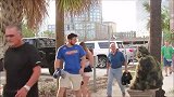 在路边假扮草人恶搞路人，路人纷纷被吓