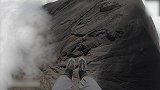 恐高慎入！极限爱好者乘滑翔伞飞越活火山 黑色浓烟近在咫尺