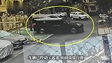 突然失控！事发上海居民区，停着的车自己动起来，直挺挺撞上去
