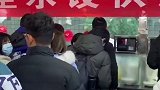 高校给学生发3万份饺子5吨可乐过冬至