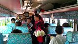 这是老挝农村的豪华客车，看看老挝女人怎么做生意