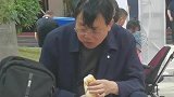 离婚后老公没有再婚，发现我前老公在学校门口吃饭！