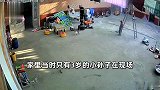 奶奶挂遮阳布不慎踩倒梯子，身体悬空大声呼救，3岁孙子拼命扶起梯子
