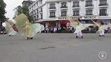 在越南街头，遇到一群越南女孩艺术表演，这几个姑娘最拉风