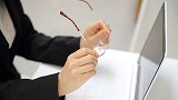 不好看不卫生？日本多个企业提奇葩要求：禁止女员工戴眼镜上班