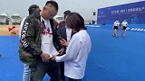 董明珠为男粉丝签名，而我却被礼仪小姐吸引了!