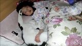 妈妈进屋看见这一幕乐到不行，这对活宝睡姿太逗了