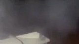 主人放鞭炮，狗狗也要跟着一起飞，太搞笑了！