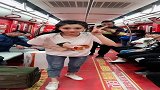 美女地铁跳舞，后面乘客的反应没谁了