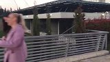 街头吓人恶搞，男子伪装成草人吓路人，美女非常害怕