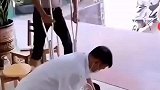 江湖郎中看病，瘸子治跑了