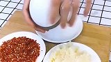 家里经常吃辣椒的，一定要备一下搅拌机，轻轻一拉就能搞定！
