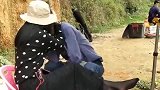 小伙你是来钓鱼的，还是来撩妹的？这一幕让无数钓友羡慕！