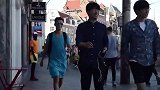 假人恶作剧，男子假扮成假人捉弄路人，路人非常的无奈