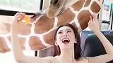 你看看给美女吓得，这长颈鹿可真大呀