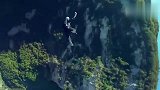 坠落深渊？悬崖独绳巧做空中冲浪简直刺激 01
