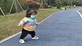 带宝贝出门，这小步伐没谁了，真是太搞笑了