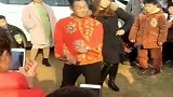 这是我们村的红人，这装扮和舞姿简直辣眼睛！