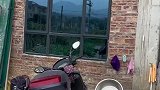自建房外墙十分简陋，内饰却十分豪华