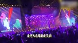 凤凰传奇北京站开唱，万人蹦迪太震撼，歌迷全程跟唱动作整齐划一