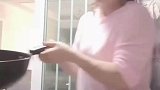 女子家中煮面，倒出时锅柄断了