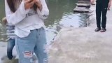 哥哥搭讪美女怎么掉河了