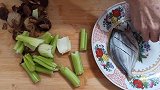 西芹香菇清蒸新鲜海鱼，有鱼有菜简单美味