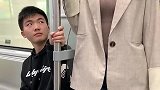 小伙子这样偷看不好吧