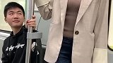 小伙子这样偷看不好吧