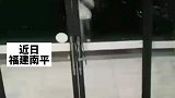 男生送女生回寝室，没想到把门给“拆”了