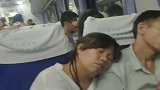 火车上乘客都困了，女孩躺在妈妈身上，世上只有妈妈好