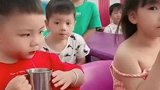 幼儿园的小可爱们，这俩都是暖男