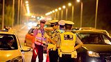 女子酒后坐男友怀中飙车撞警车 双双被起诉