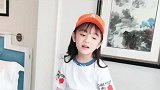 小女孩戴着橙色的帽子，真的好可爱啊
