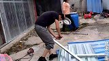 .二蛋和挑担修建厨房，三姐妹炒硬菜招待，两挑担真像土上皇！