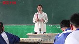 村妹上课传纸条，被同学扔到讲台，老师发现后结局太逗了