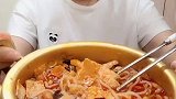 小姐姐可真是个吃货，螺蛳粉里面放面藕，吃的带劲又过瘾